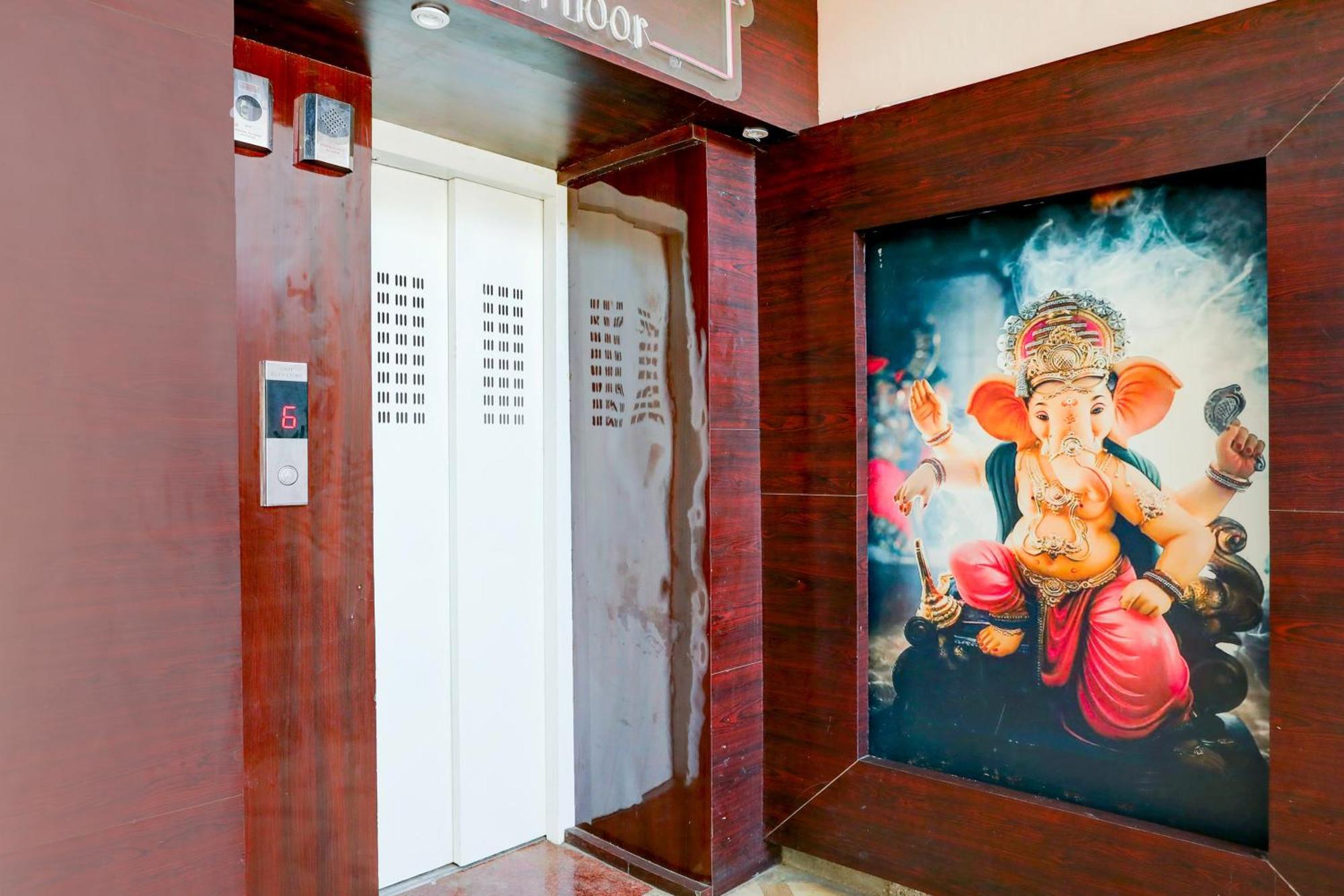Super O Hyderabad Gate Iit Bhu Hotel Varanasi